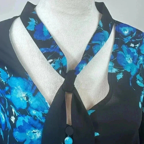 Torrid black top with blue floral print and tie at neck size 2-2X/18-20 - Picture 7 of 12